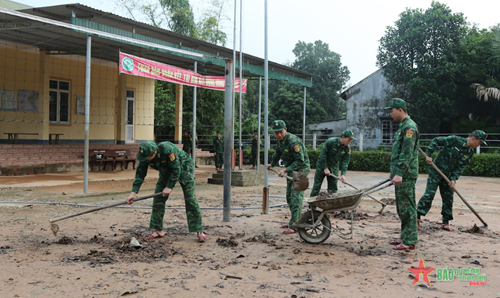 Bộ đội Biên phòng Hà Tĩnh giúp nhân dân khắc phục hậu quả mưa lũ